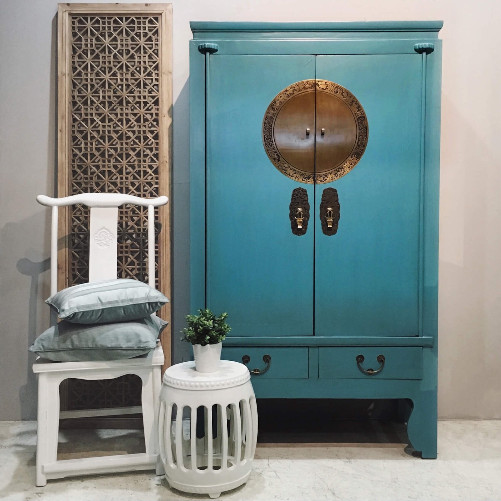 WC-AQUA: Wooden wedding cabinet in a slightly distressed aqua blue