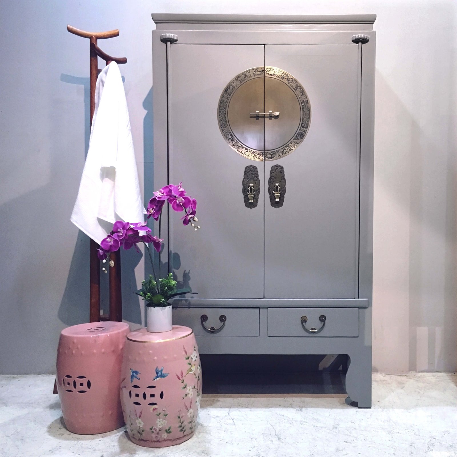 WC-COOLGREY: Wooden wedding cabinet in a cleanly finished light grey for a modern look