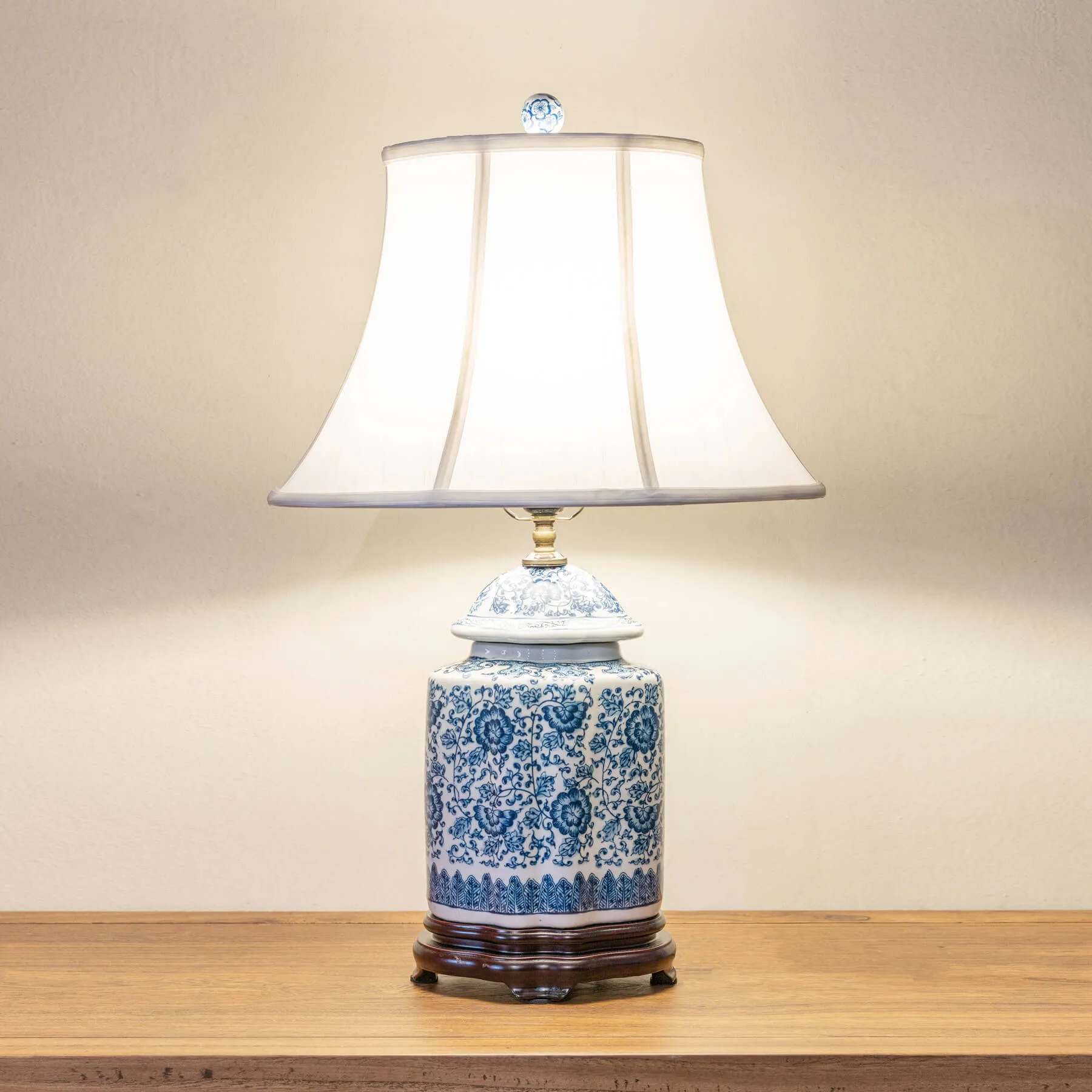Ceramic oriental blue and white table lamp