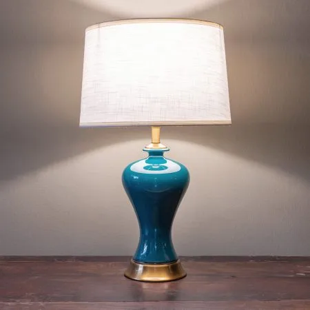 Ceramic table lamp in emerald