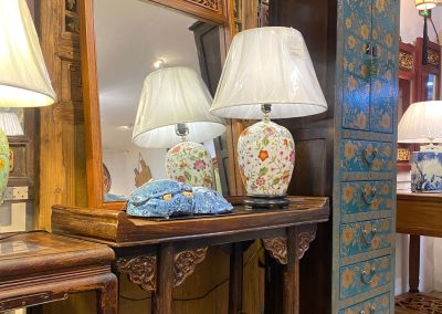 Chinese small table made of old elmwood, chinese mirrors and table lamps