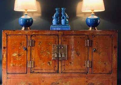 Antique dongbei sideboard in red lacquer and blue accessories